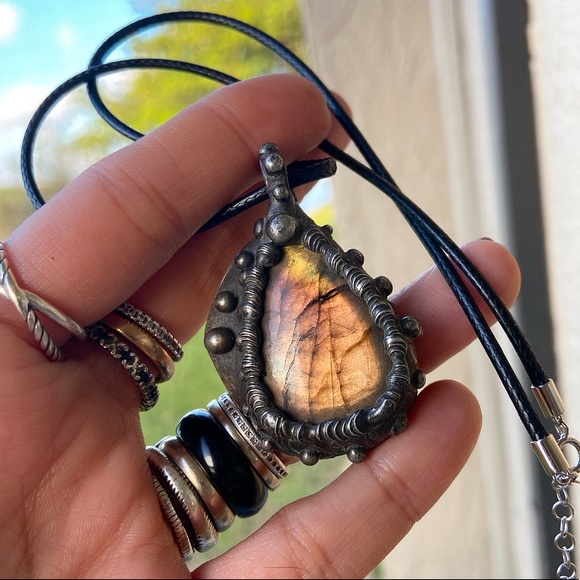 Yellow orangy Genuine Labradorite leather necklace - Picture 2 of 8